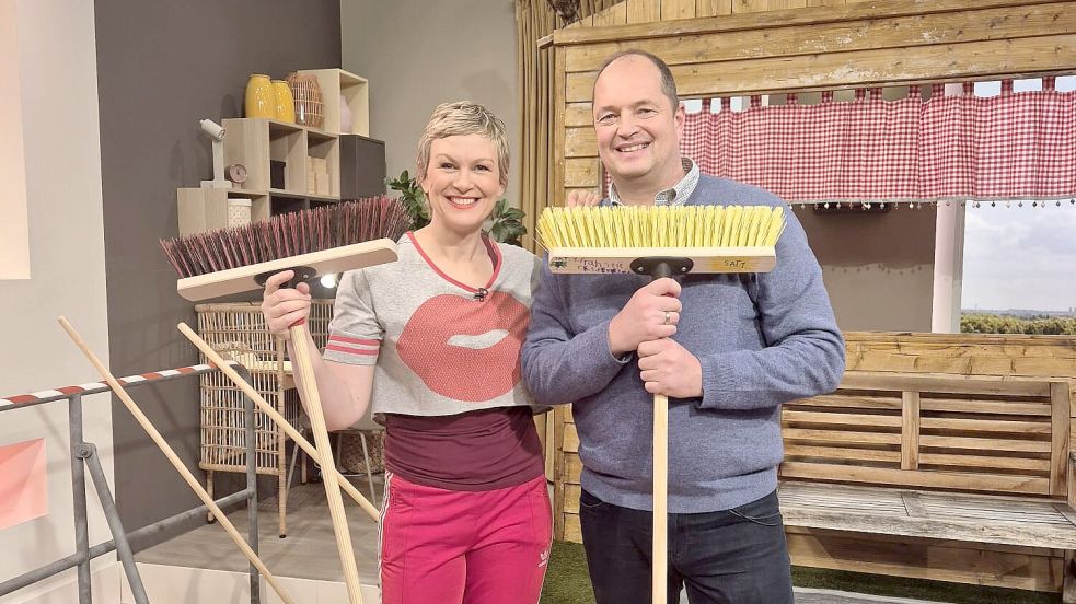 Sat.1-Moderatorin Karen Heinrichs hat die Besen aus Aurich mit Michael Andreas ausprobiert. Foto: Michael Andreas/privat