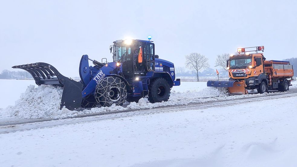 Mithilfe eines Radladers des THW Emden gelang es, die Fahrbahn der L5 bei Dornum freizuräumen. Foto: NLSTBV Aurich