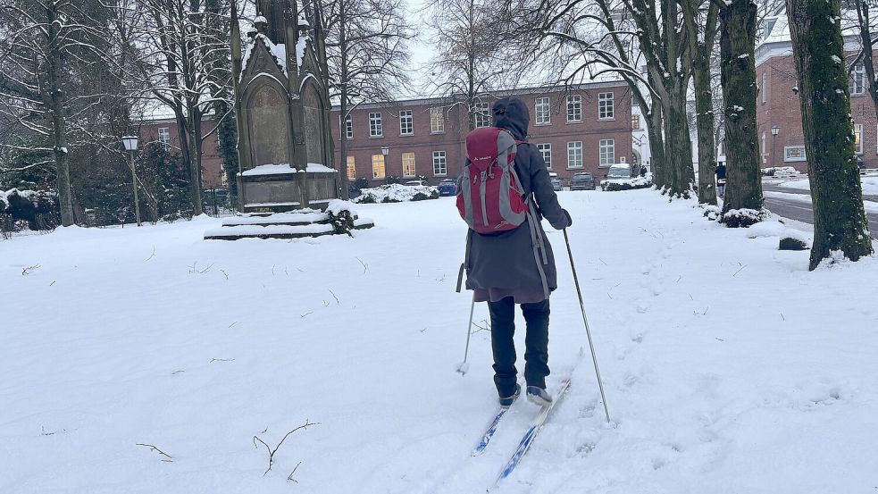 Ungewöhnlicher Arbeitsweg: Auf Langlauf-Skiern legte diese Auricherin am Donnerstag ihren Arbeitsweg zurück. Foto: Mieke Matthes