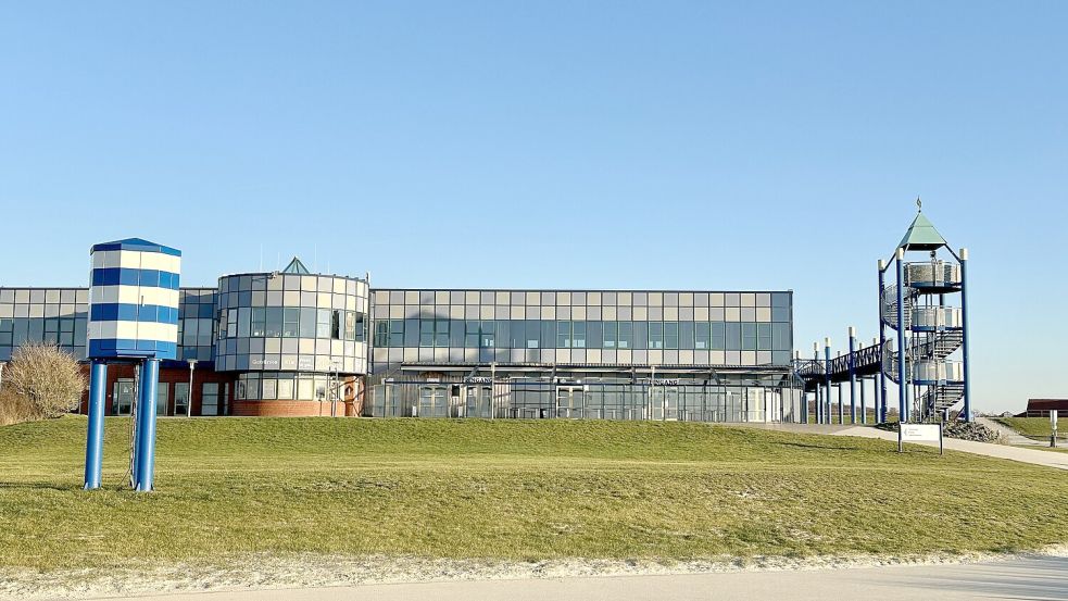 Anders als geplant wird der Norder Bürgermeister Florian Eiben seine Gäste nicht schon am Sonntag im Haus des Gastes in Norddeich zum Neujahrsempfang begrüßen. Foto: Stadt Norden