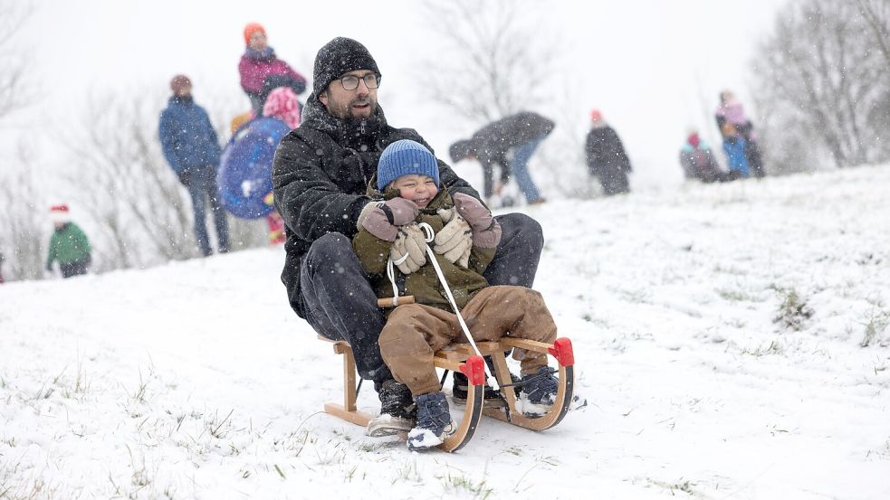 Als Anfang des Jahres bereits kurzzeitig Schnee in Osnabrück lag, zog es Uwe und Ties direkt raus zum Ziegenbrink. Es gibt aber noch viele andere Orte in und um Osnabrück, wo Menschen zum Schlittenfahren zusammenkommen. Foto: Michael Gründel