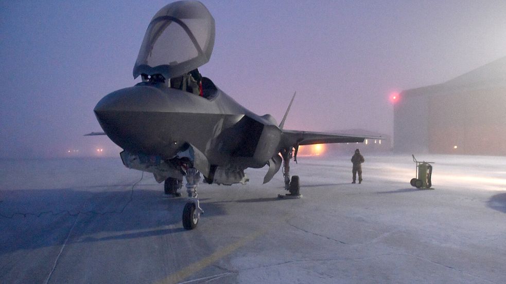 Verteidigungsbereit: ein F-35A Lightning II-Kampfjet auf der Grönland-Airbase. Foto: IMAGO/piemags
