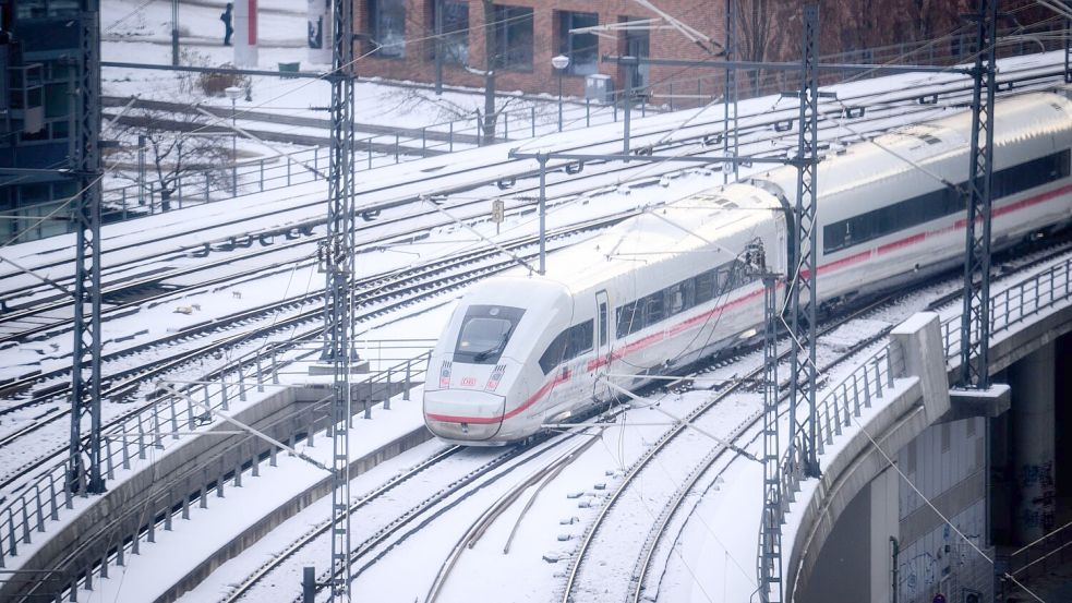 Auch der Fernverkehr könnte vom Wetter-Chaos betroffen sein. Foto: Bernd von Jutrczenka/dpa