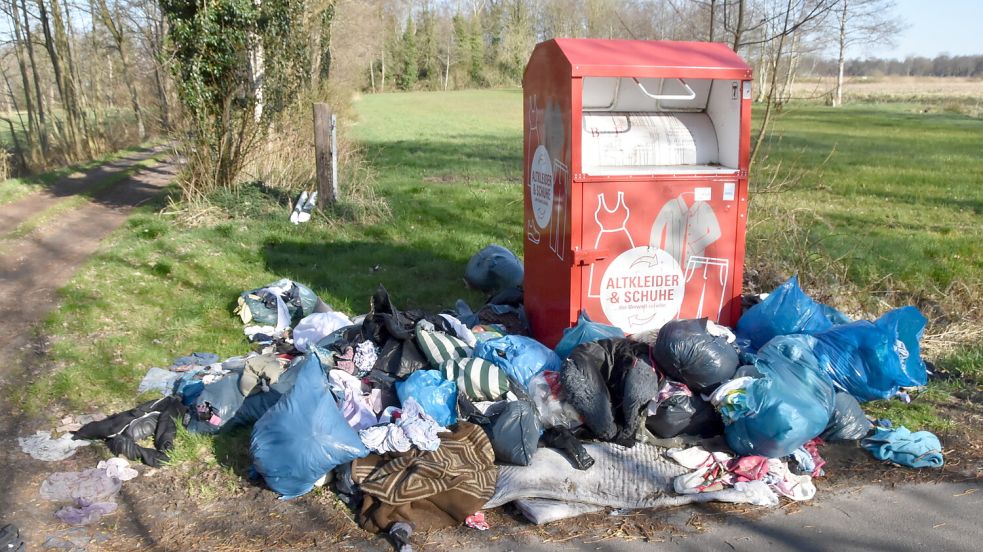 So wie hier am Siegelsumer Moorweg werden Standorte von Altkleidercontainer im Brookmerland immer wieder als wilde Müllkippen missbraucht. Foto: Thomas Dirks