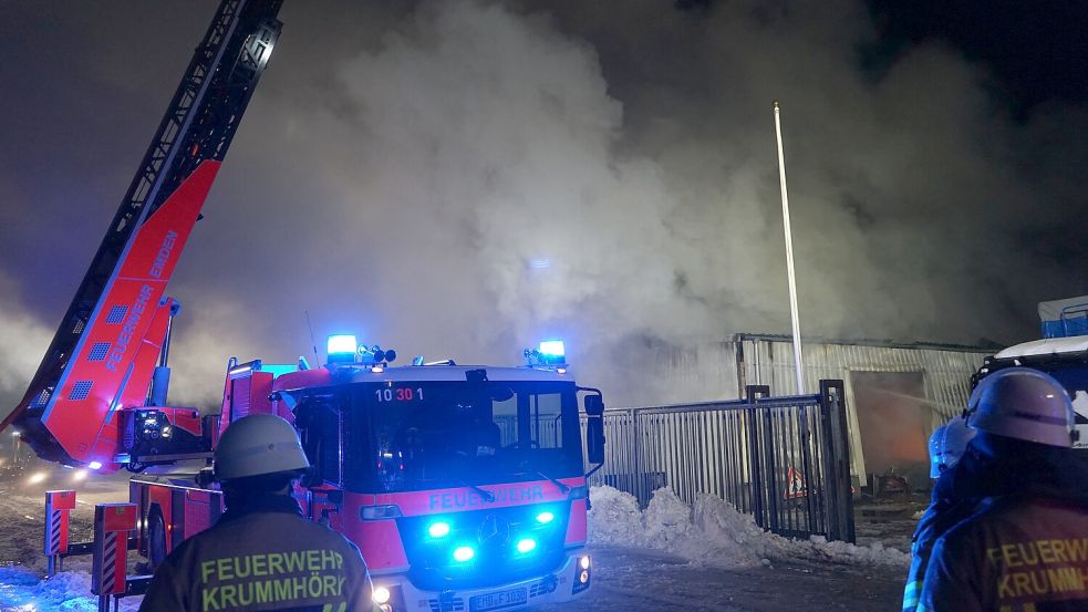 Auch eine Drehleiter der Emder Feuerwehr war in Pewsum im Einsatz. Foto: Feuerwehr