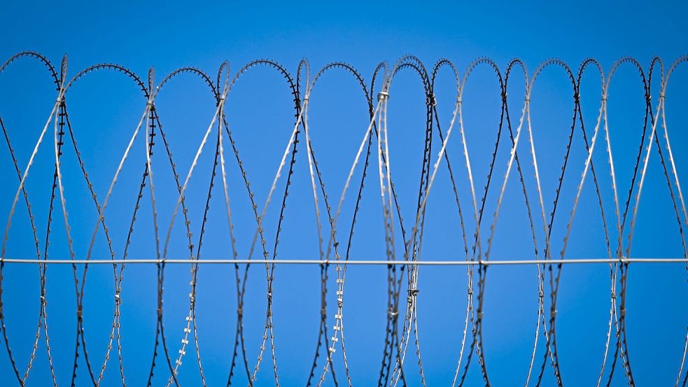 Der Digitalfunk von zahlreichen Haftanstalten lässt sich mit einem geringen technischen Aufwand auch aus der Ferne abhören. Foto: Soeren Stache