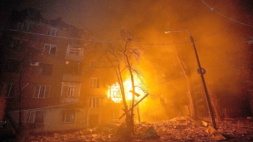 Präsident Wolodymyr Selenskyj zufolge gibt es Anzeichen für einen massiven russischen Luftangriff in der Nacht zum Freitag. Foto: Mykola Myrnyi/AP/dpa