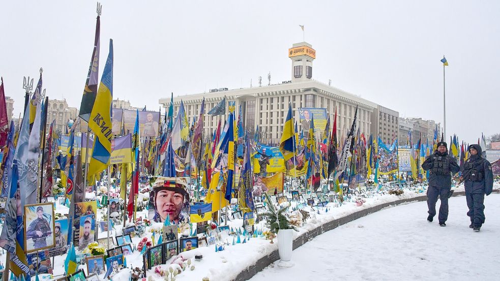 Russische Luftangriffe verschärfen die Not der Ukraine im harten Winter. Foto: Efrem Lukatsky/AP/dpa
