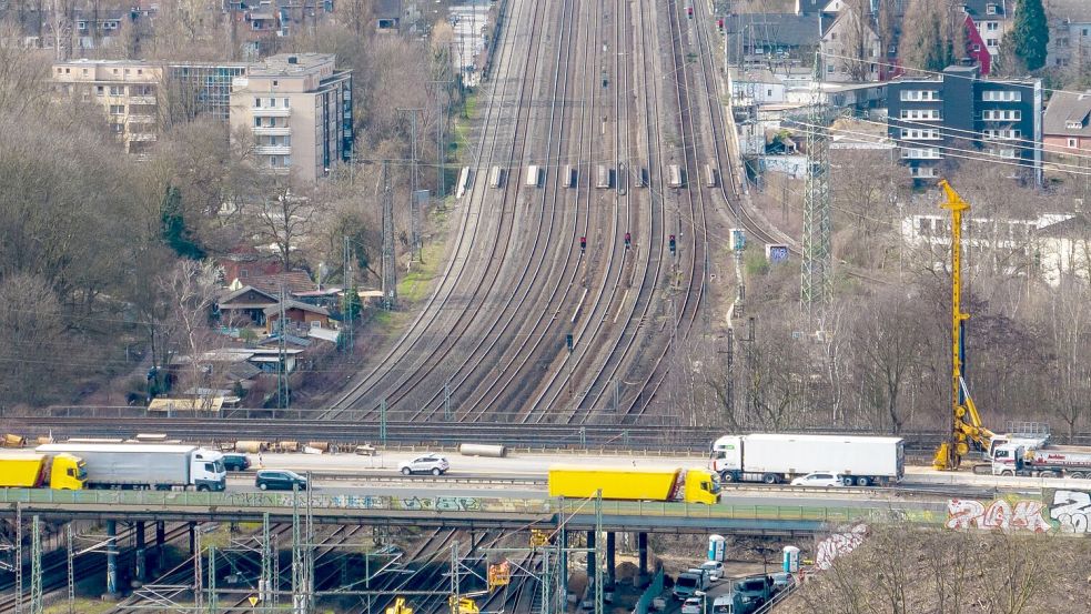 Die Bahngleise unter dem Autobahnkreuz Kaiserberg werden vom 9. Januar bis 6. Februar erneut für vier Wochen gesperrt. (Archivbild) Foto: Christoph Reichwein
