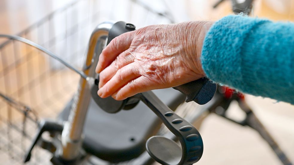 Im Vergleich zum Rest der Bevölkerung werden Menschen im Rentenalter immer ärmer. Foto: dpa/SVEN SIMON