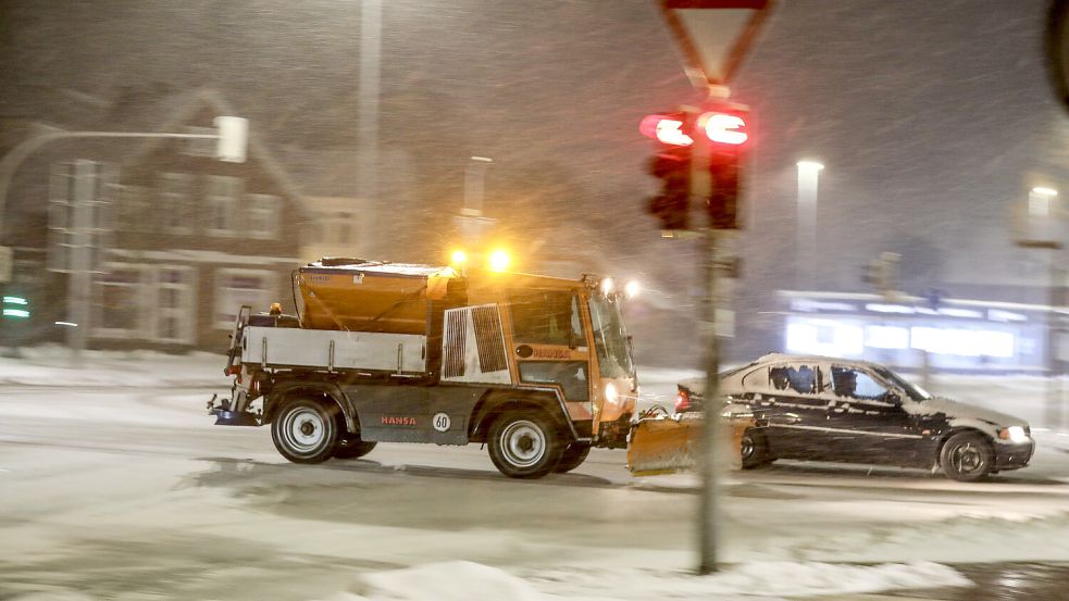 In Ostfriesland sind seit den Morgenstunden Räumfahrzeuge unterwegs – wie hier in Aurich. Foto: Claus Hock.