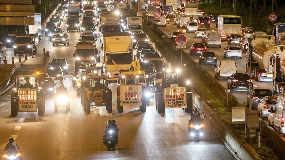 Traktoren sind auf der Pariser Ringstraße unterwegs. Foto: Thomas Samson/AFP/dpa