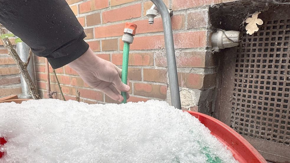 Vor allem Außen-Wasserhähne sollten bei Frost geschützt werden. Foto: Heino Hermanns/OOWV