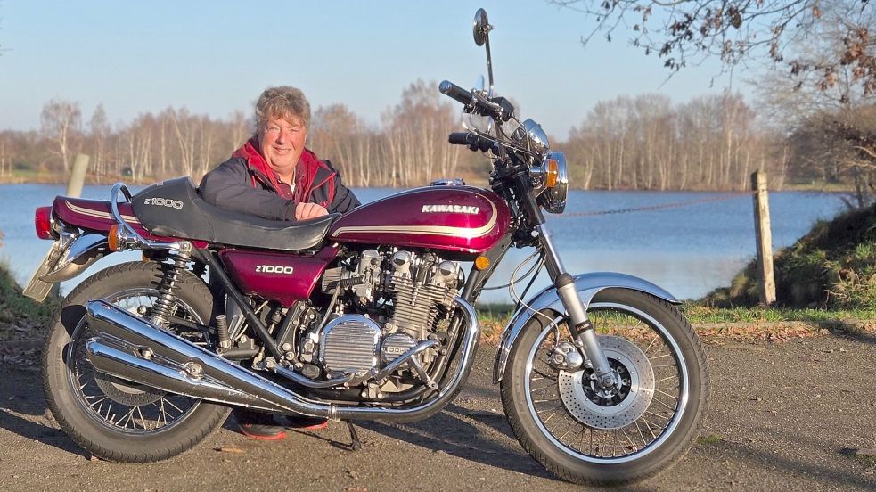 Holger Peters vor dem Badesee in Großsander mit seiner Kawasaki Z 1000. Die Maschine ist inzwischen 49 Jahre alt – der Uplengener fuhr sie als Student und kaufte sie später zurück. Fotos: privat