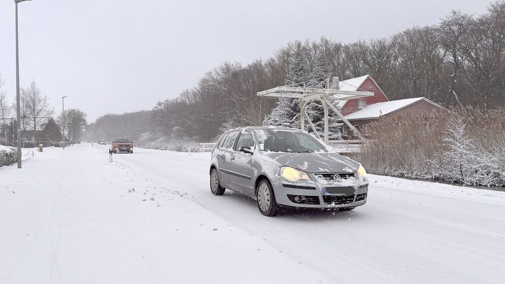Eine dicke Schneedecke lag am Freitagvormittag auf der K111 in Ihlowerfehn. Hier ging es nur langsam voran. Foto: Christin Wetzel