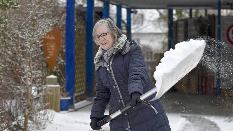 Schneeschaufeln auf Gehwegen ist für Anlieger Pflicht. Aber: Bestimmte Personen sollten sich zurückhalten. Foto: IMAGO/Eibner