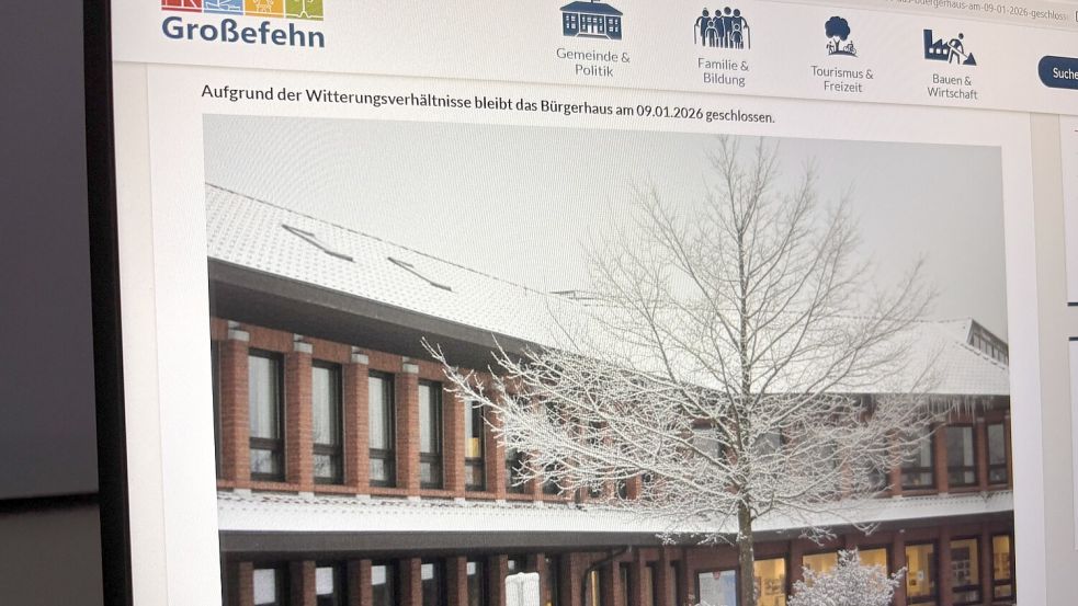 Mit diesem Foto vom verschneiten Bürgerhaus wies die Gemeinde Großefehn auf ihrer Internetseite auf die heutige Schließung hin. Foto: Christin Wetzel