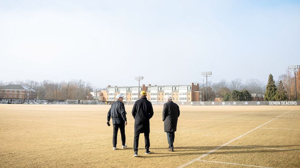 Bundestrainer Julian Nagelsmann (M) und DFB-Sportdirektor Rudi Völler (r) gehen über den Trainingsplatz auf dem Gelände der Privat-Universität Wake Forest. Foto: -/Wake Forest Athletics/DFB/dpa