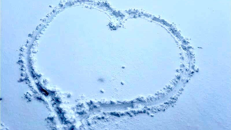 Auch im Schnee war am Freitag Platz für Romantik. Foto: Karin Böhmer