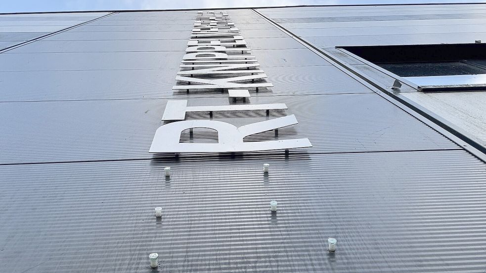 Der Schriftzug an der Nordseite der Halle wurde mutwillig beschädigt. Foto: Thomas Dirks