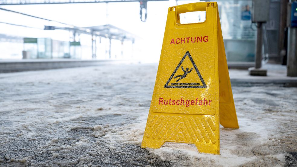 Winterlicher Spaß, aber auch Gefahr und Chaos: Das Tief „Elli“ hält Norddeutschland im Griff. Foto: dpa/Sina Schuldt