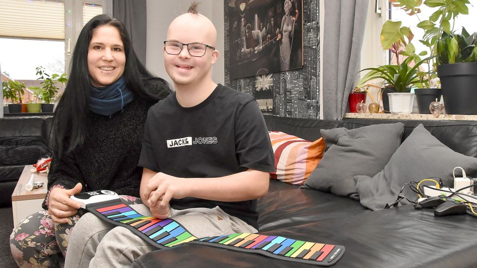 Das lenkt ab: Gemeinsam mit seiner Mutter Melanie Rittinghaus spielt Elias auf einer weichen Keyboard-Klaviatur, die er zu Weihnachten bekommen hat. Foto: Thomas Dirks