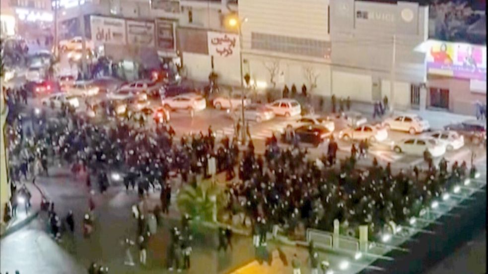Bereits am Donnerstag war es in der Hauptstadt des Irans zu massiven Protesten gegen die Staatsführung gekommen. Foto: Uncredited/UGC/AP/dpa