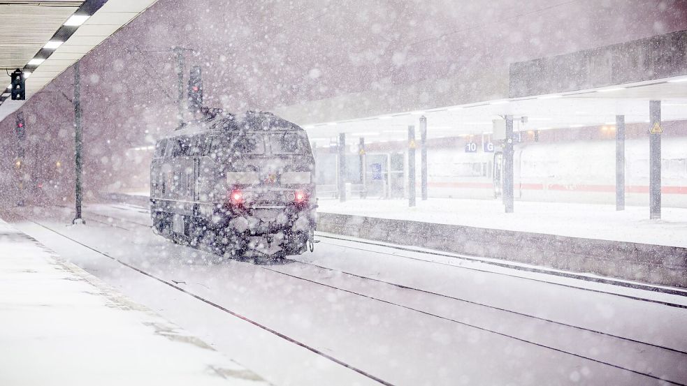 Nichts geht mehr im Großraum Hannover: Der Zugverkehr musste eingestellt werden. Foto: Moritz Frankenberg