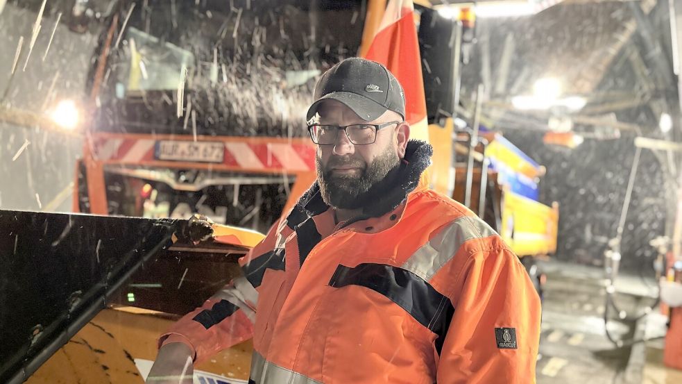 Detlef Smidt ist 53 Jahre alt und seit 36 Jahren bei der Straßenmeisterei Leer tätig. Foto: Pia Pentzlin