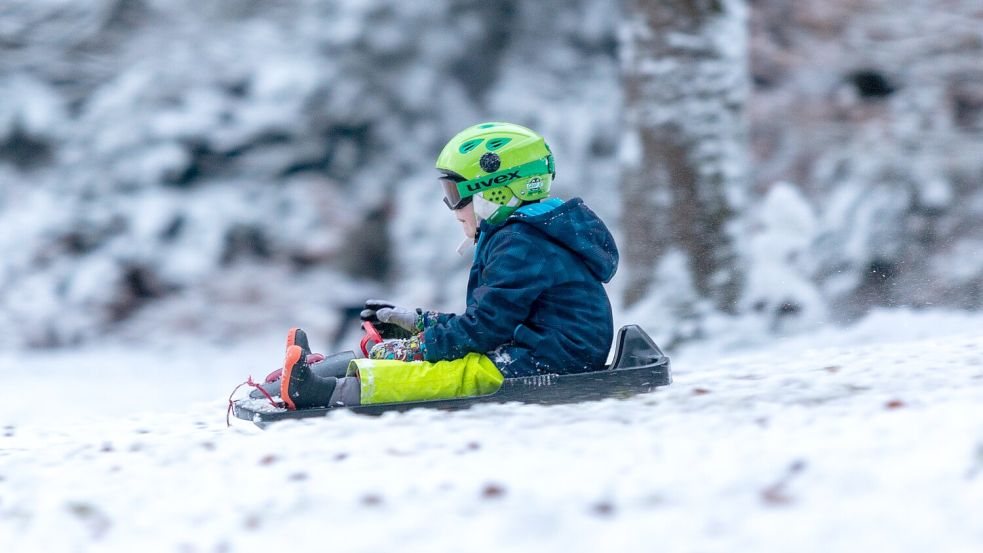 So ist es richtig. Ein Helm schützt beim Rodeln vor schweren Verletzungen (hier ein Motiv vom Dörenberg in Georgsmarienhütte). Foto: Tobias Saalschmidt