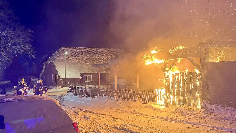 Die Feuerwehren Haxtum und Aurich waren in der Straße „Im Timp“ im Einsatz. Dort brannte ein Carport in voller Ausdehnung. Foto: Keno Pollmann/Feuerwehr Haxtum