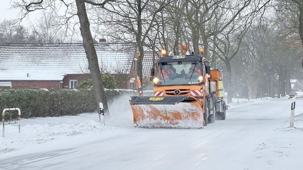 Dieses Räumfahrzeug war am Freitagnachmittag auf der Westvictorburer Straße unterwegs. Foto: Karin Böhmer