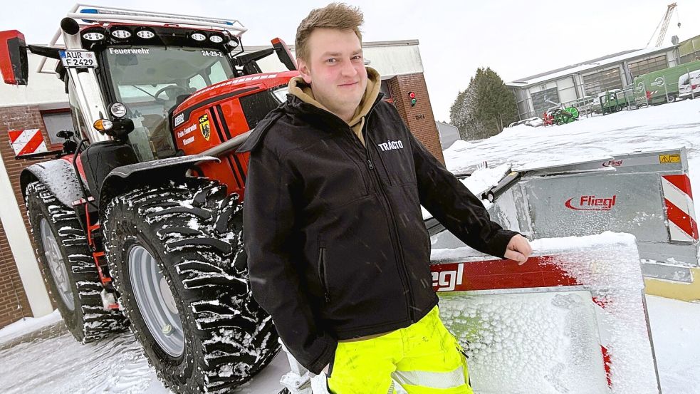 Statt seinen freien Tag gemütlich auf dem Sofa zu verbringen, schiebt Kevin Janßen mit dem Einsatztraktor der Wiesmoorer Feuerwehr die Straßen frei. Foto: Nicole Böning