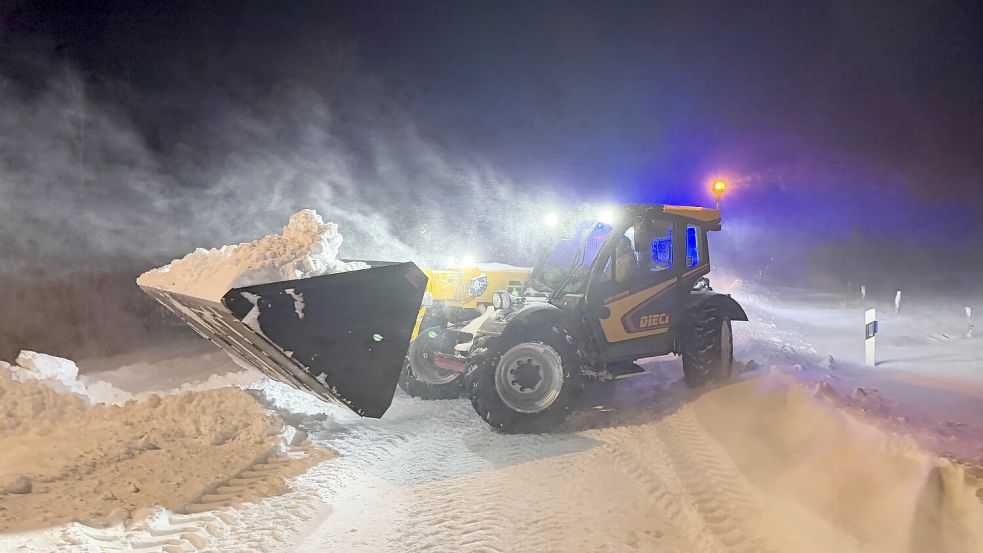Riesige Treckerschaufeln beförderten den Schnee von der Fahrbahn. Foto: Feuerwehr Norden