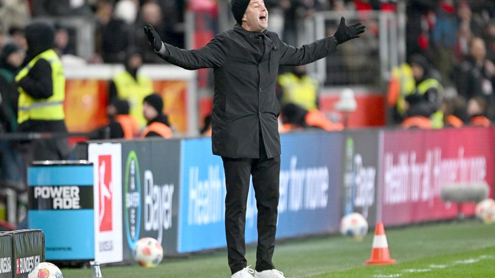 Leverkusens Trainer Kasper Hjulmand traute seinen Augen nicht. Foto: Federico Gambarini