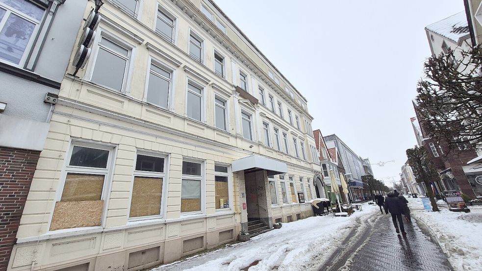 Die Hotelruinie befindet sich mitten in der Fußgängerzone der Norder Innenstadt – direkt neben einem bei Einheimischen und Touristen beliebten Café mit Außengastronomie. Foto: Rebecca Kresse