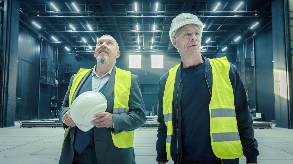 Die Kommissare Max Ballauf (Klaus J. Behrendt) und Freddy Schenk (Dietmar Bär) vermuten, dass der Täter zum Ensemble gehört. Foto: Thomas Kost