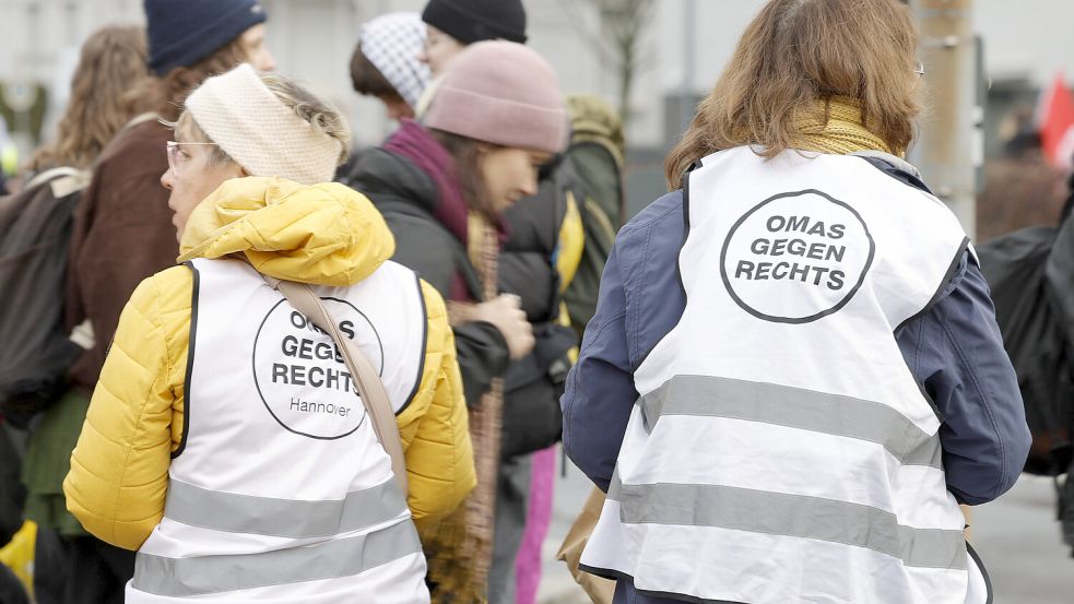 Die „Omas gegen rechts“ demonstrieren am 29.11.2025 vor den Gießener Messenhallen gegen den Gründungskongress der AfD-Jugendorganisation Foto: IMAGO/HEN-FOTO