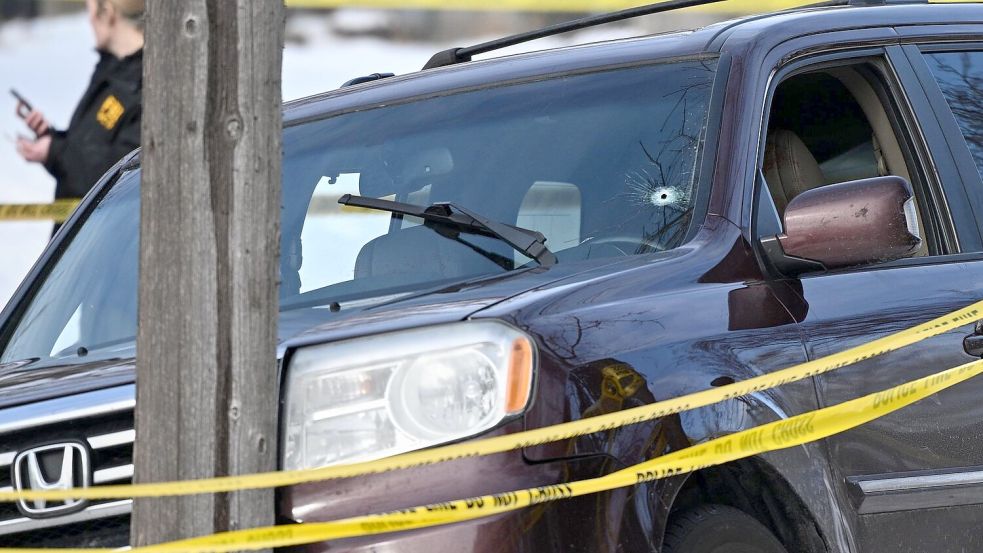 Wie konnte das Aufeinandertreffen von Renee Good und den ICE-Beamten so eskalieren? Videos sollen Antworten liefern - aber welche Fragen beantworten sie wirklich? (Archivbild) Foto: Tom Baker/AP/dpa