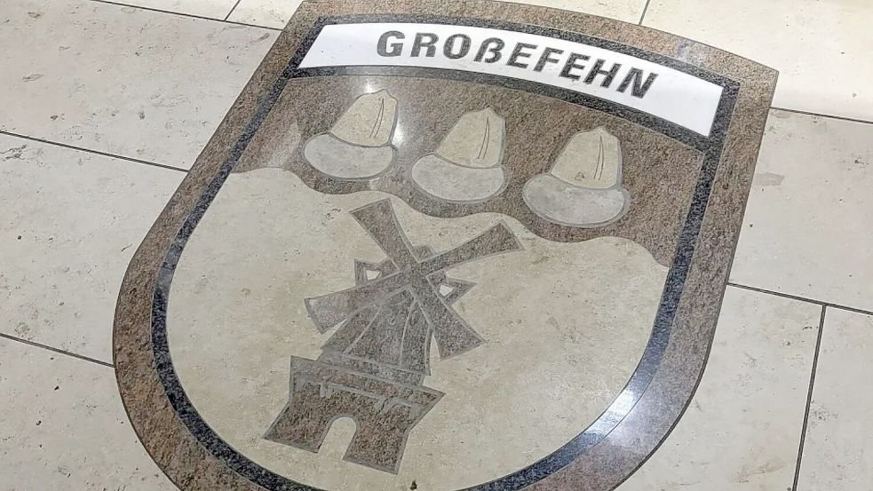 Die Gemeinde Großefehn - hier das Wappen im Eingangsbereich des Bürgerhauses - möchte im Wahlkreis Aurich bleiben. Foto: Christin Wetzel