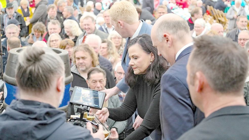 In diesem Jahr flirtete die Gemeinde Großefehn auch schon mit dem Bereich Leer. Die Leeraner Bundestagsabgeordnete Gitta Connemann (CDU, Mitte) zapfte als Schirmherrin des Bagbander Markts zusammen mit Erwin Adams Freibier. Im Landtagswahlkreis Leer/Borkum wäre aber Nico Bloem (SPD) der Ansprechpartner. Foto: Klaus Ortgies