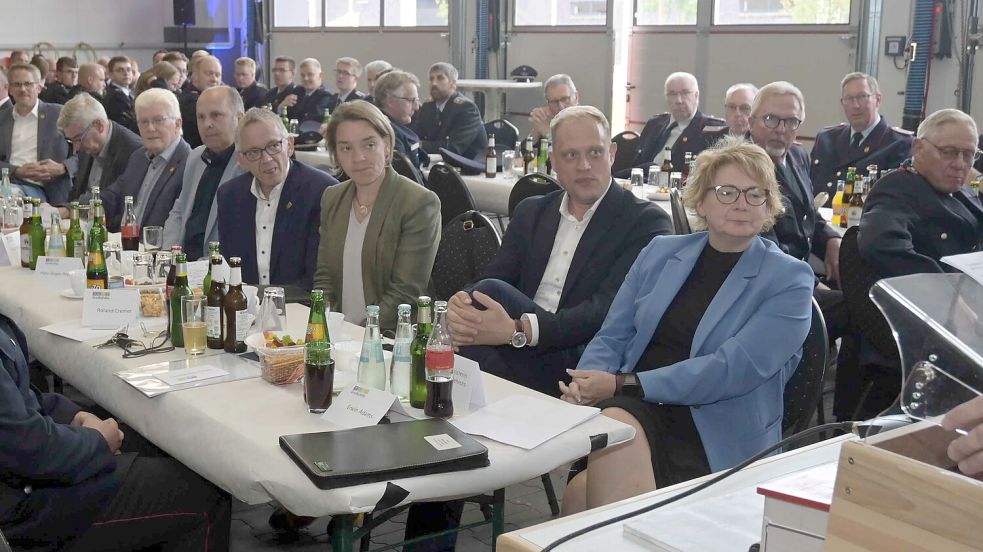 Bei der Eröffnung des neuen Feuerwehrhauses „Großefehn-Zentrum“ war im September 2025 nicht nur Innenministerin Daniela Behrens (vorne, von rechts) in Großefehn, sondern auch die Auricher Wahlkreisabgeordneten Wiard Siebels (SPD) und Saskia Buschmann (CDU). Foto: Gemeinde Großefehn