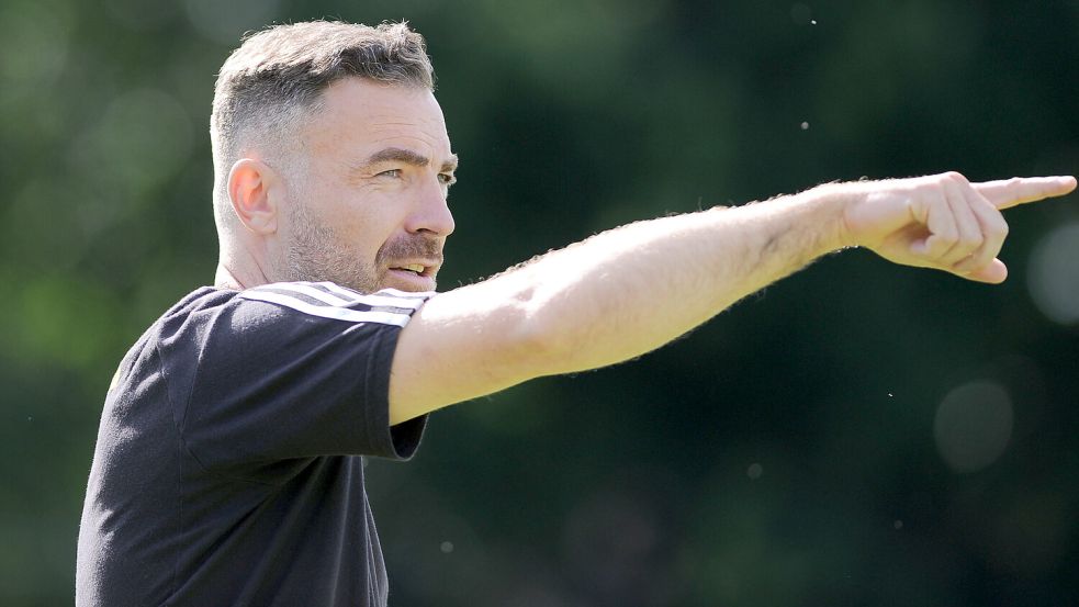 Tobias Ryl ist seit der Saison 2023/24 als Trainer für den Bezirksligisten TuS Middels verantwortlich. In der aktuellen Saison läuft der Tabellenzehnte seinen Erwartungen hinterher. Foto: Stephan Friedrichs