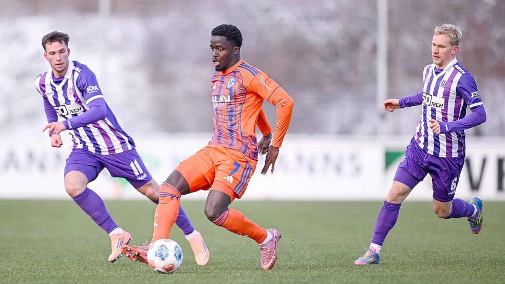 Mussten gegen Schalke und Christian Gomis viel hinterherlaufen: Die Osnabrücker Robin Meißner und Bryan Henning. Foto: imago/RHR