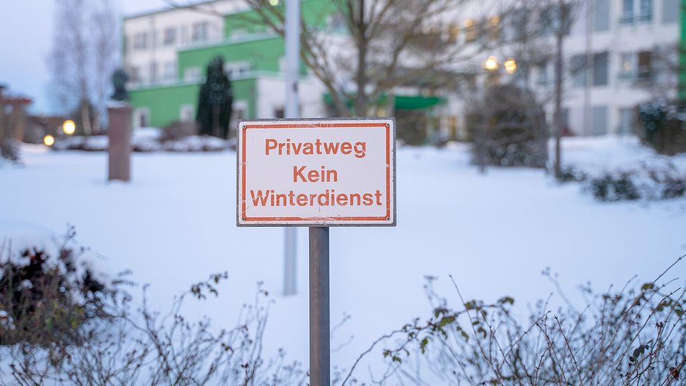 In NRW und Niedersachsen soll es flächendeckend Glatteis geben, viele Schulen bleiben am Montag zu Foto: dpa/DZBA