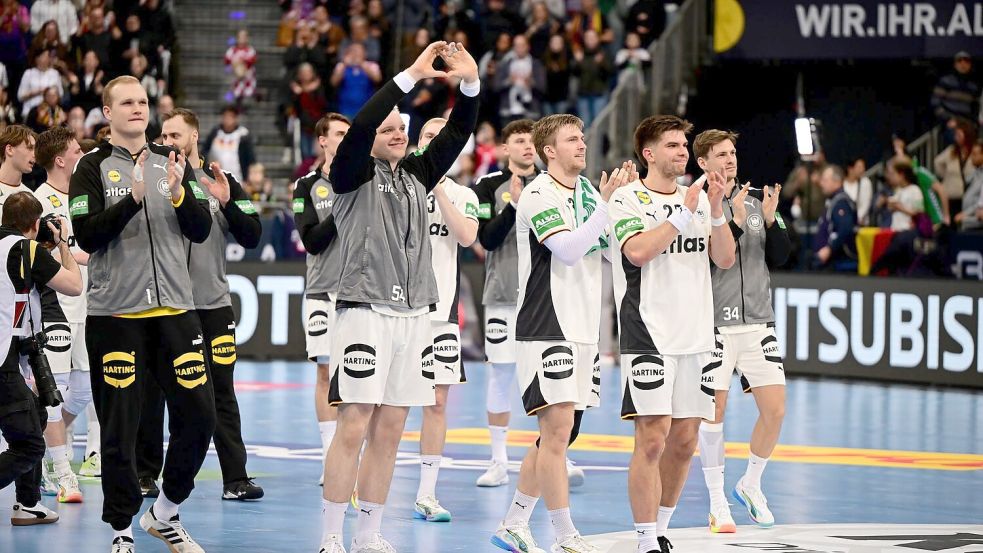 Die deutschen Handballer bedankten sich nach dem Sieg gegen Kroatien für die Unterstützung der Fans. Foto: Sina Schuldt