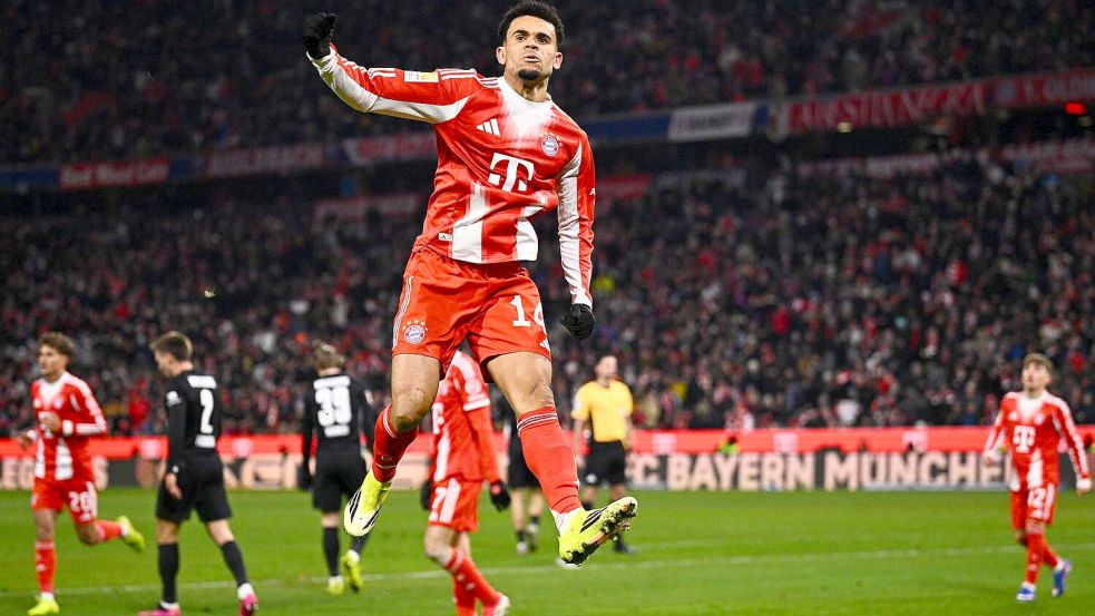 Luis Díaz hebt ab beim Torjubel nach seinem Kopfball zum 2:1. Foto: Tom Weller