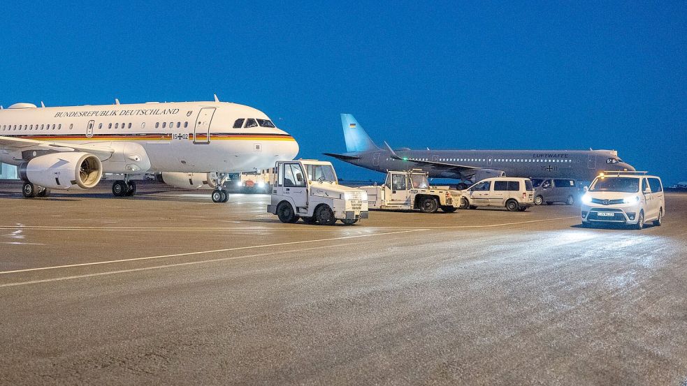 Das Flugzeug (hinten) von Außenminister Wadephul (CDU) steht neben dem Airbus A319 von Bundesfinanzminister Klingbeil (SPD). Foto: Michael Kappeler/dpa