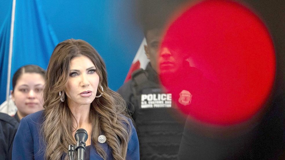 Kündigt die Entsendung Hunderter weiterer Bundesbeamter nach Minneapolis an - US-Heimatschutzministerin Kristi Noem. (Archivbild) Foto: Yuki Iwamura/AP/dpa