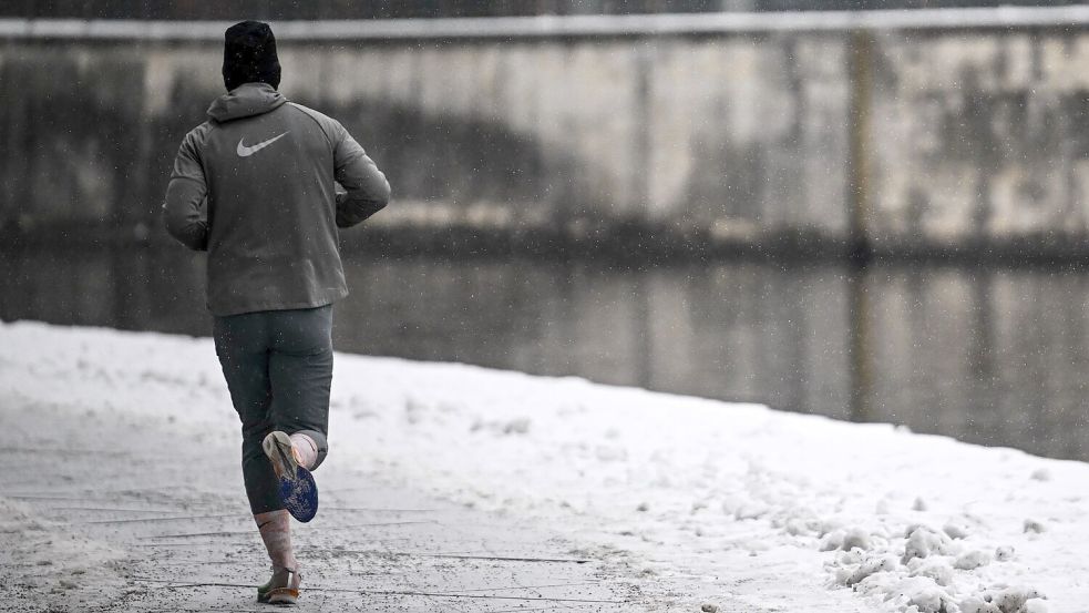 Sport hilft – auch gegen das Frieren. Foto: Britta Pedersen/dpa